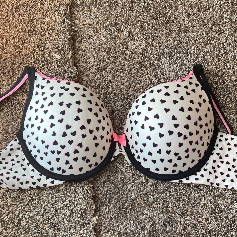 Victoria’s Secret bra 32DD.